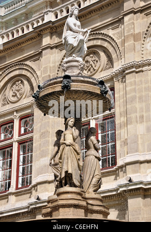 Fontaine en face de l'Opéra de Vienne, Vienne, Autriche, Europe Banque D'Images