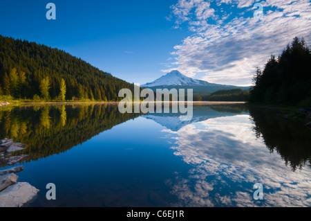 USA, Ohio, Clackamas Comté, Vue du lac Trillium avec Mt Hood en arrière-plan Banque D'Images