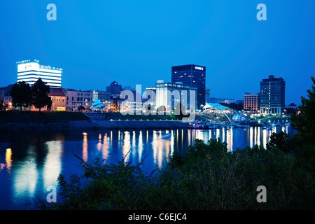 USA, Virginie occidentale, Charleston, Skyline at night Banque D'Images