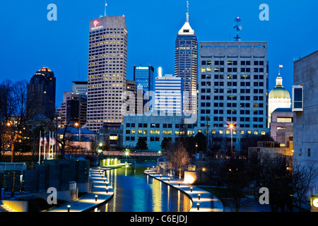 USA, Indiana, Indianapolis, le centre-ville de nuit Banque D'Images