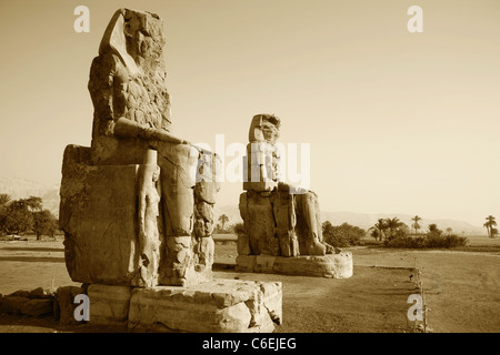 Les colosses de Memnon, twin 14e siècle avant J.-C. séance colossales statues du pharaon Amenhotep III sur la rive ouest, Luxor, Egypte Banque D'Images