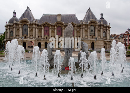 La fontaine de la Place de la République à l'avant du musée Palais des Beaux-Arts, ville de Lille, Nord-Pas de Calais, France Banque D'Images