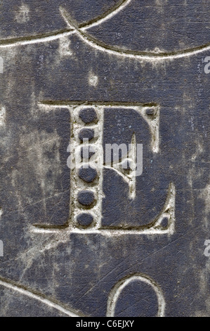 Lettre E détail de l'ardoise pierre tombale, Leicestershire, UK Banque D'Images