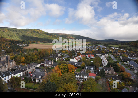 Image de la Grande Motte et l'église du village, dans l'Aberdeenshire, UK Banque D'Images