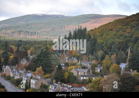 Image de la Grande Motte et l'église du village, dans l'Aberdeenshire, UK Banque D'Images