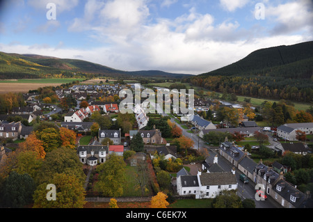 Image de la Grande Motte et l'église du village, dans l'Aberdeenshire, UK Banque D'Images