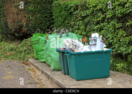 Les sacs à déchets de jardin vert et boîtes de recyclage en attente de collection Banque D'Images