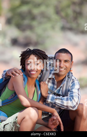 USA, Arizona, Sedona, jeune couple randonnées et profiter de paysages désertiques Banque D'Images