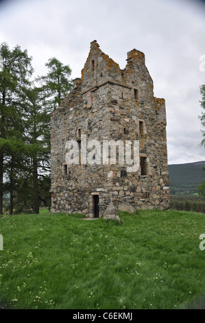 La tour de château écossais à l'abandon. Château de Knock, Ballater, Royal Deeside, Aberdeenshire, Scotland, UK Banque D'Images