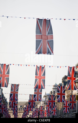 Drapeaux Union jack accroché sur Regent Street, Londres Banque D'Images