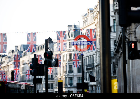 Drapeaux Union jack accroché sur Regent Street, Londres Banque D'Images