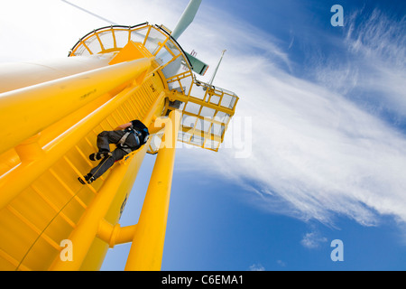 Un travailleur atteint d'une turbine, à l'éolien offshore Walney Banque D'Images