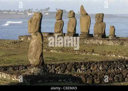 Statues Moai de l'ahu Vai Uri et Tahai au lever du soleil. Rapa Nui, l'île de Pâques, l'océan Pacifique, le Chili, l'Amérique du Sud Banque D'Images