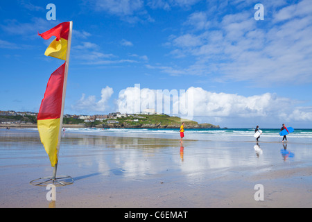 Lifeguard en devoir de drapeaux d'avertissement jaune et rouge sur les plages de Newquay Cornwall England UK GB EU Europe Banque D'Images