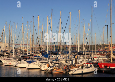 Yachts amarrés dans une marina à Belém, Lisbonne, Portugal. Banque D'Images