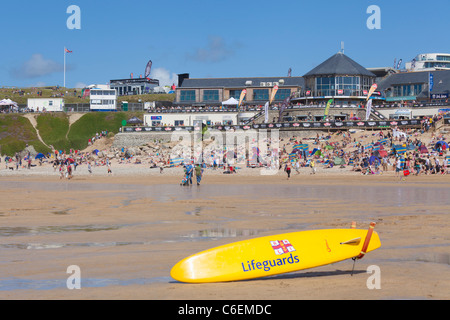 Jaune sauveteurs surf board coincé dans le sable sur la plage de Fistral Newquay Cornwall England UK GB EU Europe Banque D'Images