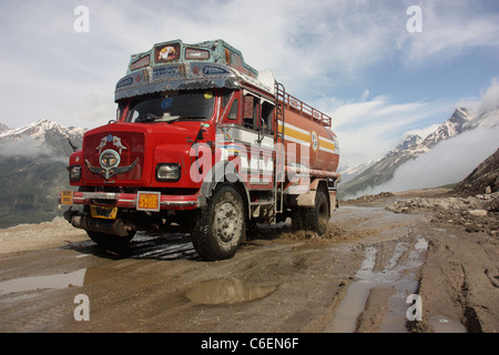 Camion-citerne de carburant indiennes décorées négocie le passage dangereux Rhotang haut dans l'himalaya sur la route de Leh Ladakh Inde Banque D'Images