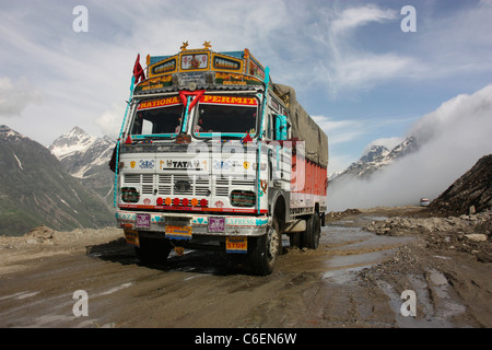 Marchandises indiennes décorées chariot négocier la Rhotang Pass dangereux sur la route de Leh avec une toile de fond de l'Himalaya. Inde Ladakh Banque D'Images