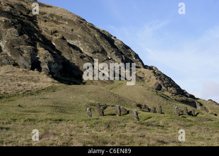 Statues Moai sont partiellement enterré à Rano Raraku, la carrière de moai sur l'île de Pâques (Rapa nui), Chili Banque D'Images