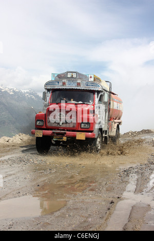 Camion-citerne de carburant indiennes décorées négocie le passage dangereux Rhotang haut dans l'himalaya sur la route de Leh Ladakh Inde Banque D'Images