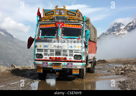 Marchandises indiennes décorées chariot négocie le passage dangereux Rhotang haut dans l'himalaya sur la route de Leh Ladakh Inde Banque D'Images