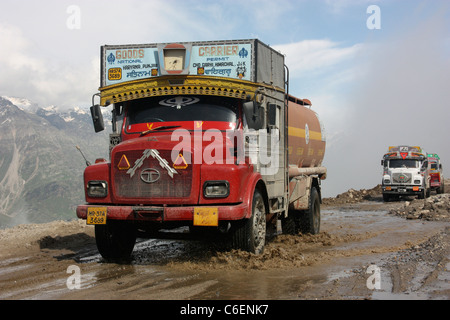 Les Indiens décorés camions-citernes négocier le passage dangereux Rhotang élevé dans l'himalaya sur la route de Leh Ladakh Inde Banque D'Images