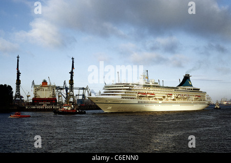 Bateau de croisière MS Artania passe Blohm +Voss chantier naval dans le port de Hambourg lors de sa première journée sur le service pour l'allemand Phoenix Reisen. Banque D'Images