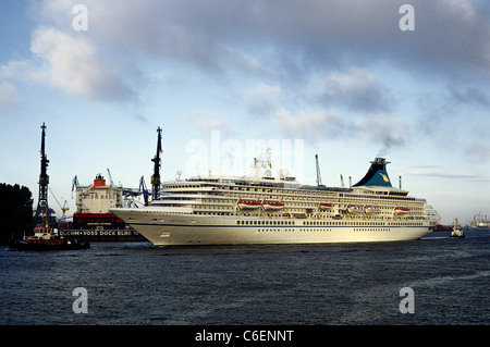 Bateau de croisière MS Artania passe Blohm +Voss chantier naval dans le port de Hambourg lors de sa première journée sur le service pour l'allemand Phoenix Reisen. Banque D'Images