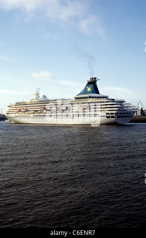 Arrivée du bateau de croisière MS Artania dans le port de Hambourg lors de sa première journée sur le service pour l'allemand Phoenix Reisen. Banque D'Images