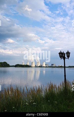 Blick über den Halter Teich auf das Kraftwerk Jänschwalde, Peitz, Brandebourg, Deutschland, Europa Banque D'Images