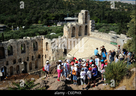 Élèves de l'école primaire visitant le théâtre de l'Acropole, Athènes, Grèce Banque D'Images