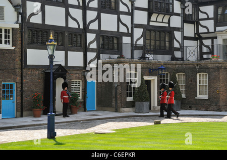 Relève de la garde à la maison de la Reine, la Tour de Londres, Londres, Angleterre 110709 39877  Banque D'Images