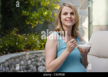 États-unis, Californie, Beverley Hills, pregnant woman eating dessert Banque D'Images