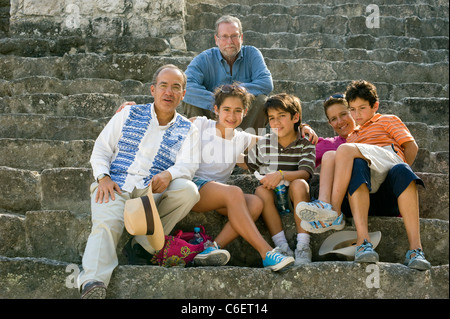 Peter Greenberg avec le président Calderon et à la famille sur les mesures de Calakmul Banque D'Images