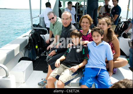 Le Président Felipe Calderon du Mexique avec sa famille et Peter Greenberg Banque D'Images