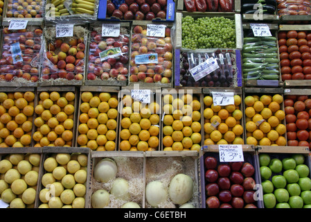 Fruits frais pour la vente à l'extérieur d'une boutique dans le centre-ville. Banque D'Images