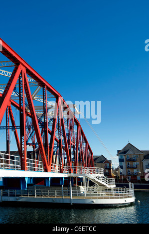 Rouge, blanc et bleu pont enjambant le bassin Huron sur les Quais de Salford, près de Manchester, Angleterre Banque D'Images