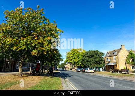 Afficher le long de la rue principale dans le joli village de Cotswold, Worcestershire Broadway Banque D'Images