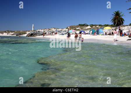 Le bassin avec phare de Bathurst en arrière-plan sur Rottnest Island, Australie de l'Ouest. Banque D'Images