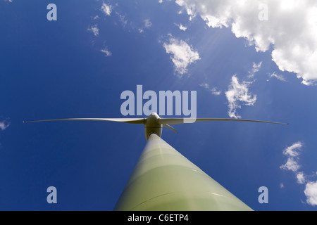 Usine éolienne avec ciel bleu Banque D'Images