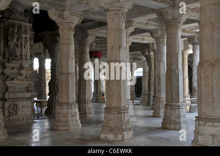 L'intérieurapt Chaumukha Mandir Jain temple Ranakpur Rajasthan Inde Banque D'Images