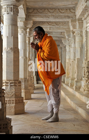 Prêtre en priere Chaumukha Jain Mandir Jain temple Ranakpur Rajasthan Inde Banque D'Images