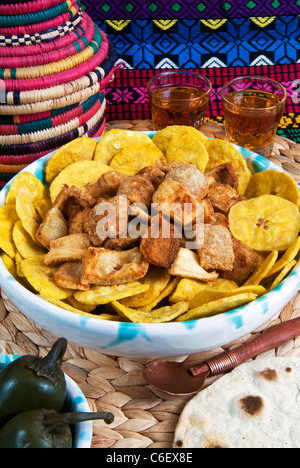 Platanos (mariquitas de Platano-Plantain jetons), chicharrones (porc crépitements), jalapeno (piment), de taille moyenne,apéritif Banque D'Images