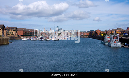 Marina de Liverpool avec Liver Building vu du quai du Nouveau-Brunswick Banque D'Images