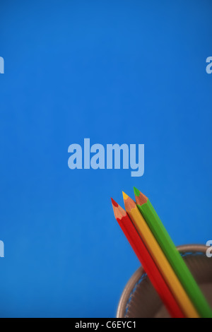 Rouge jaune et vert sur un fond bleu. Banque D'Images