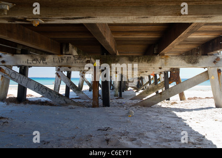 'Amour' de l'écriture graffiti sous la jetée au sémaphore, Australie du Sud Banque D'Images