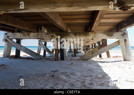 'Amour' de l'écriture graffiti sous la jetée au sémaphore, Australie du Sud Banque D'Images