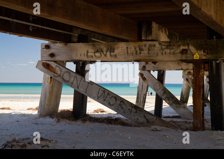 'Amour' de l'écriture graffiti sous la jetée au sémaphore, Australie du Sud Banque D'Images