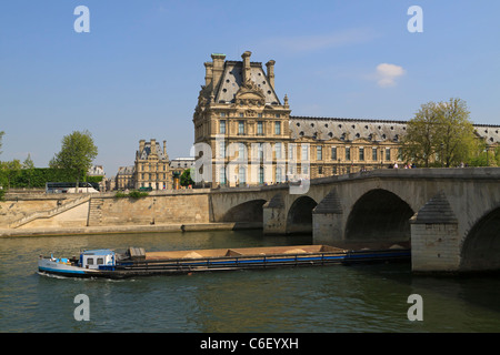 Louvre et Pont Royal, Paris. L'hôtel Pont Royal est le troisième plus vieux pont de Paris, traversant la Seine à côté du Pavillon de Flor Banque D'Images