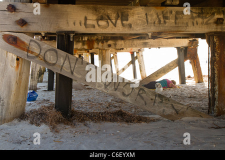 'Amour' de l'écriture graffiti sous la jetée au sémaphore, Australie du Sud Banque D'Images